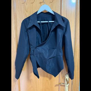 Camisa negra cruzada