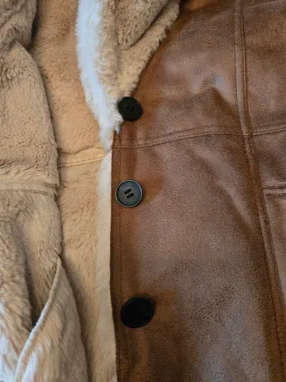 Chaqueta 3/4 de piel forrada de pelo.