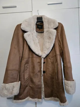 Chaqueta 3/4 de piel forrada de pelo.