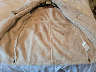 Chaqueta 3/4 de piel forrada de pelo.