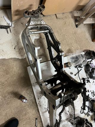 Chasis SV650S con basculante y documentación