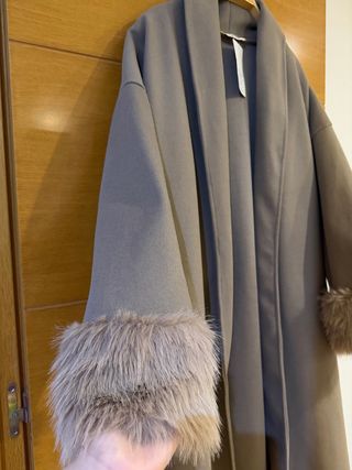 Abrigo largo beige con puños de pelo