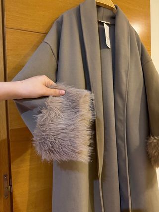 Abrigo largo beige con puños de pelo