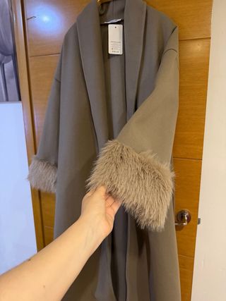 Abrigo largo beige con puños de pelo