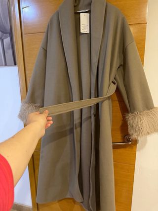 Abrigo largo beige con puños de pelo