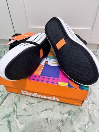 Zapatillas Refresh Negras y Blancas