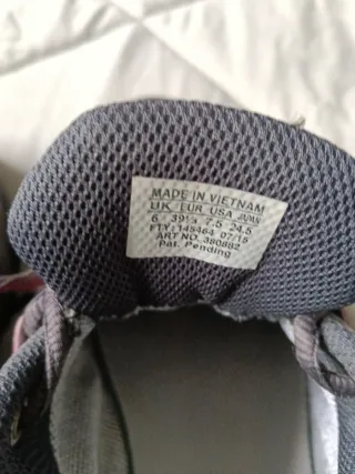 Zapatos de montaña Salomon grises y rosas