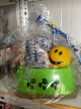 Pacchetto di articoli per cani: ciotola, giocattoli...