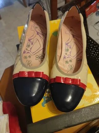 Zapatos planos beige y azul