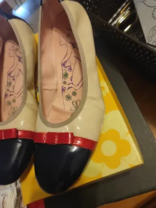 Zapatos planos beige y azul