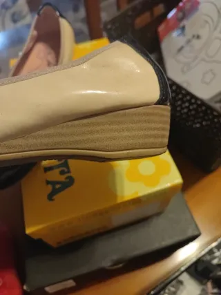 Zapatos planos beige y azul