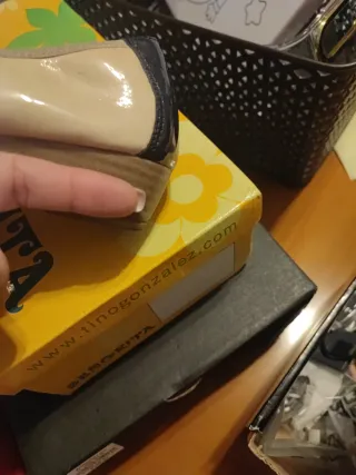 Zapatos planos beige y azul