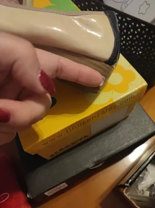 Zapatos planos beige y azul