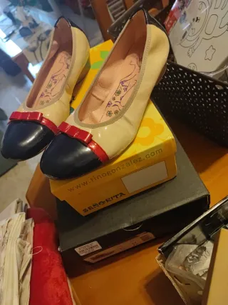 Zapatos planos beige y azul