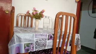 Mesa de madera con 4 sillas