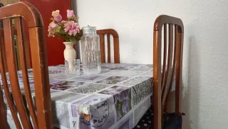 Mesa de madera con 4 sillas