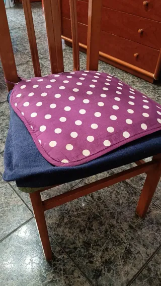 Mesa de madera con 4 sillas