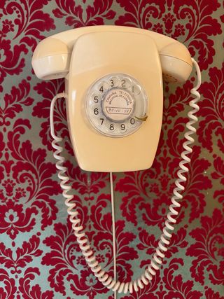 Teléfono antiguo beige de pared