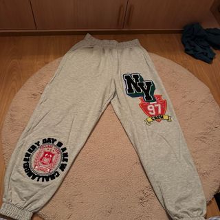 Pantalón chándal Bershka gris con parches