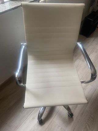 Silla de oficina blanca buen estado