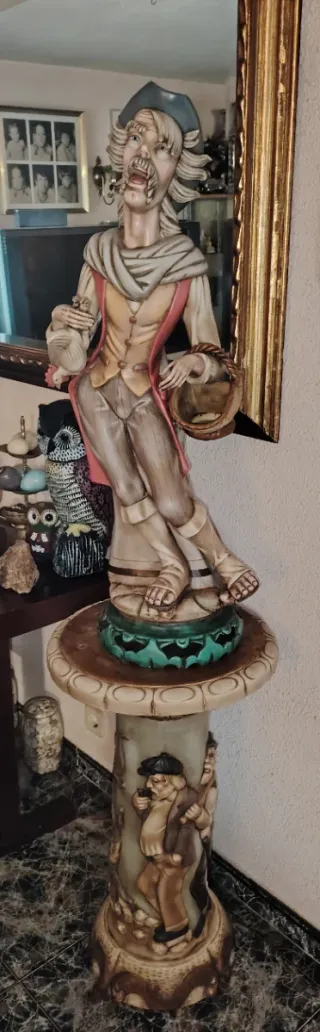 FIGURA CON BASE PORCELANA