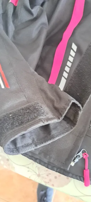 Chaqueta de moto negra y rosa