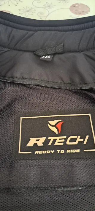 Chaqueta de moto negra y rosa