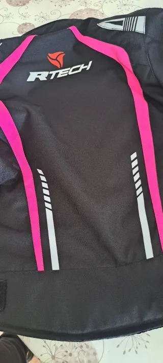 Chaqueta de moto negra y rosa