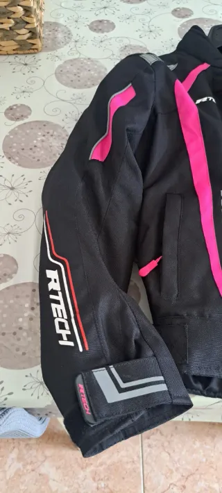 Chaqueta de moto negra y rosa