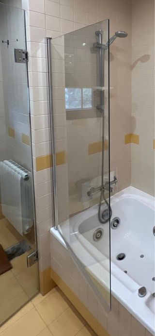 Mampara de baño de cristal y metal