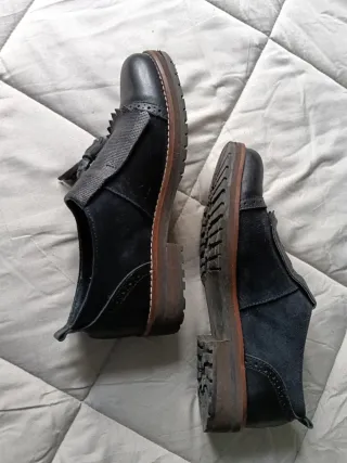 Zapatos negros con flecos