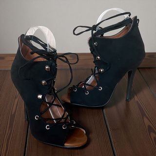 Sandalias negras tacón alto con cordones