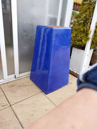 Maceta grande azul de cerámica