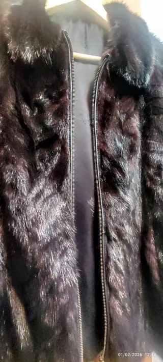 Chaqueta de piel marrón y negra