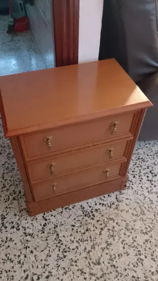 Mesita de noche de madera