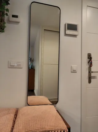 Mueble con espejo y estantería