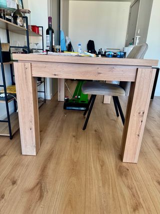 Mesa de comedor de madera