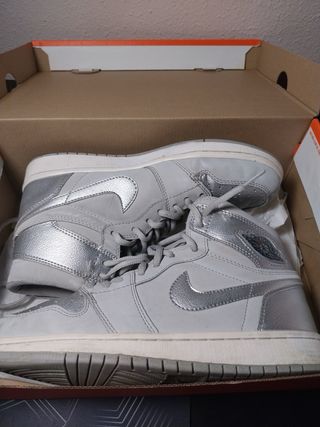 Tenis Jordan Retro High OG Plata y Blanco
