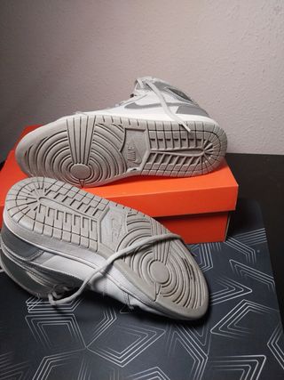 Tenis Jordan Retro High OG Plata y Blanco