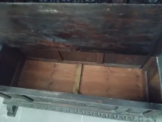 Antiguo sillón de madera tallada