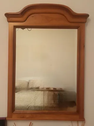 Espejo de madera con marco curvo