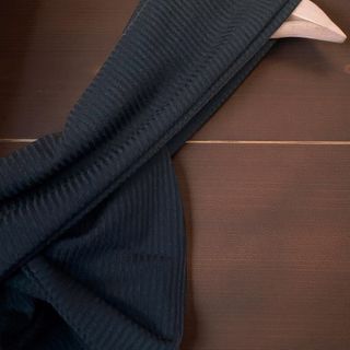 Top canalé negro cruzado