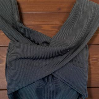 Top canalé negro cruzado