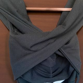 Top canalé negro cruzado