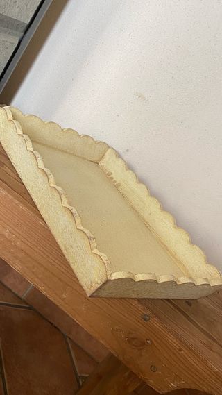 Vassoio decorativo giallo con bordo ondulato