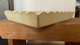 Vassoio decorativo giallo con bordo ondulato