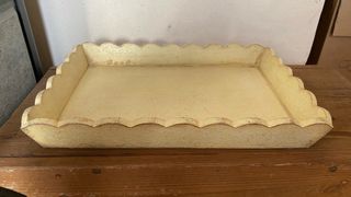 Vassoio decorativo giallo con bordo ondulato