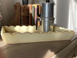 Vassoio decorativo giallo con bordo ondulato