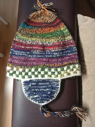 Gorro tejido multicolor con orejeras