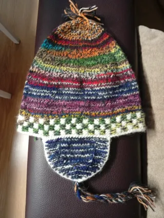 Gorro tejido multicolor con orejeras